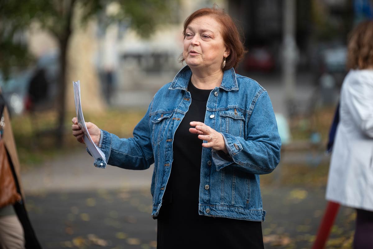 Dani Do.co.mo.mo. Srbija: arhitektonska šetnja 2. 12. 2023. (Aleksandra Šević iz Zavoda za zaštitu spomenika kulture grada Beograda tokom vođenja)